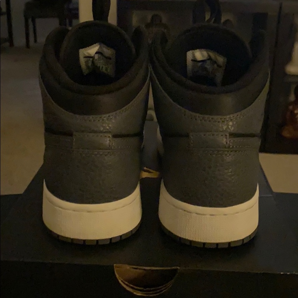 Jordan 1 MID - Picture 4 of 6